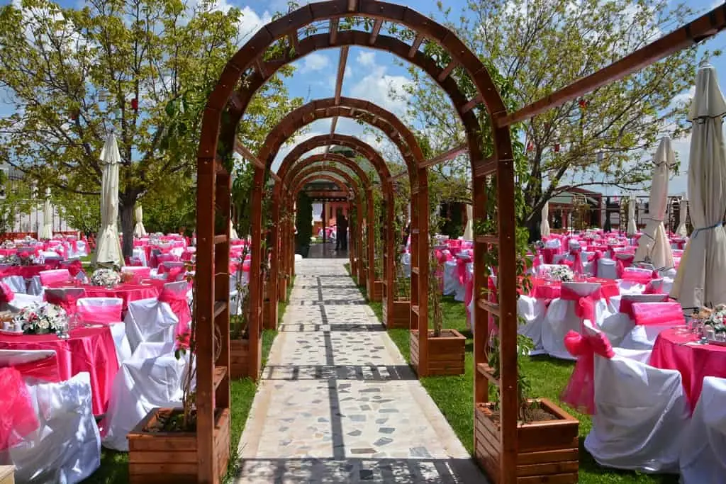 Kır bahçesi pergola yolu